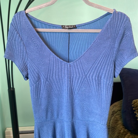 FREE w/ Purchase Trixxi Clothing Company - Blue Short-Sleeve V-Neck Dress | M - Picture 6 of 8
